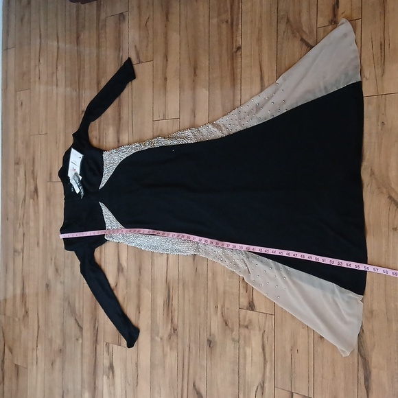 New Xscape Women's V-Neck Embellished Contrast-Inset Gown. Size 6 - Picture 16 of 17